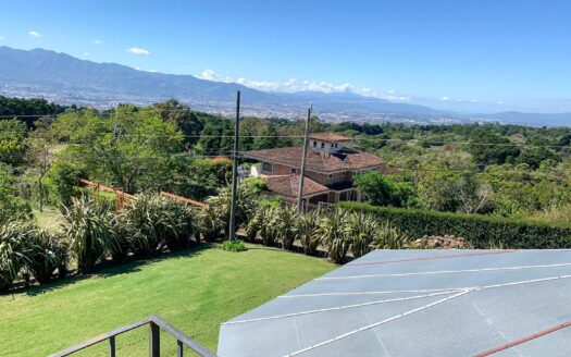 Se Alquila Casa en San Rafael de Heredia, 2050 mts de Lote, semi amueblada, 4 habitaciones, terraza, chimenea y con apartamento completamente independiente. COD. 125471