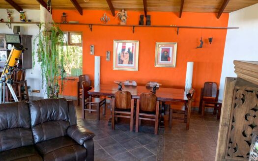 Se Alquila Casa en San Rafael de Heredia, 2050 mts de Lote, semi amueblada, 4 habitaciones, terraza, chimenea y con apartamento completamente independiente. COD. 125471