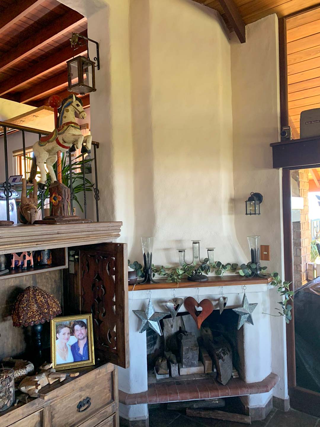 Se Alquila Casa en San Rafael de Heredia, 2050 mts de Lote, semi amueblada, 4 habitaciones, terraza, chimenea y con apartamento completamente independiente. COD. 125471