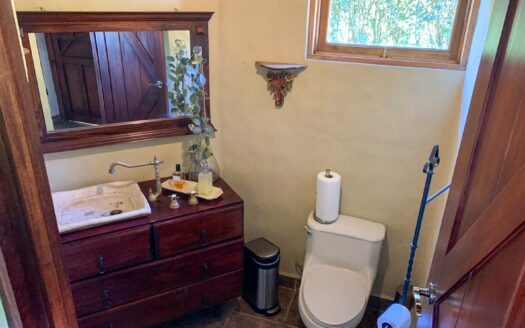 Se Alquila Casa en San Rafael de Heredia, 2050 mts de Lote, semi amueblada, 4 habitaciones, terraza, chimenea y con apartamento completamente independiente. COD. 125471