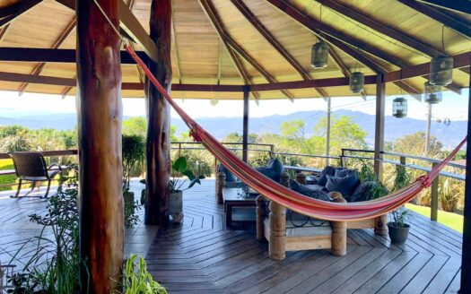 Se Alquila Casa en San Rafael de Heredia, 2050 mts de Lote, semi amueblada, 4 habitaciones, terraza, chimenea y con apartamento completamente independiente. COD. 125471