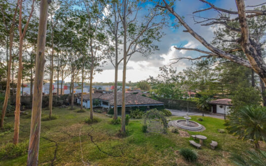 Casa Unica y especial de Lujo en Lindora de un solo piso en Venta y/o Alquiler en de 2400 mts de terreno y 600 de construccion, con Amplios Jardines COD: 124355