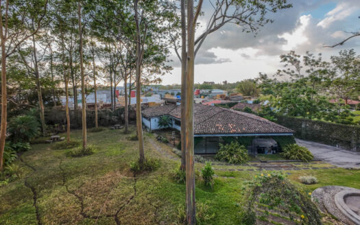 Casa Unica y especial de Lujo de un piso en Venta y/o Alquiler en San Rafael de Alajuela, con Amplios Jardines y a metros de Lindora. COD: 124210