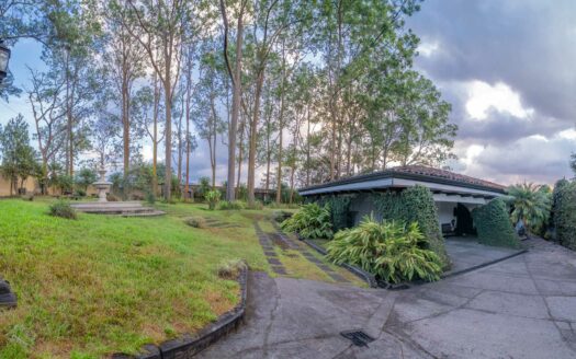 Casa Unica y especial de Lujo en Lindora de un solo piso en Venta y/o Alquiler en de 2400 mts de terreno y 600 de construccion, con Amplios Jardines COD: 124355