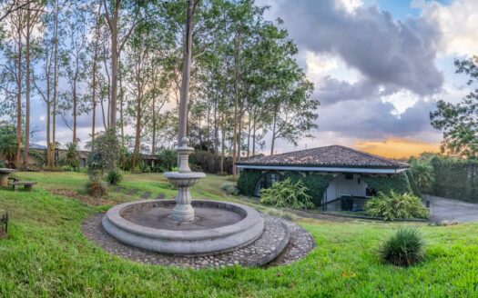 Casa Unica y especial de Lujo de un piso en Venta y/o Alquiler en San Rafael de Alajuela, con Amplios Jardines y a metros de Lindora. COD: 124210