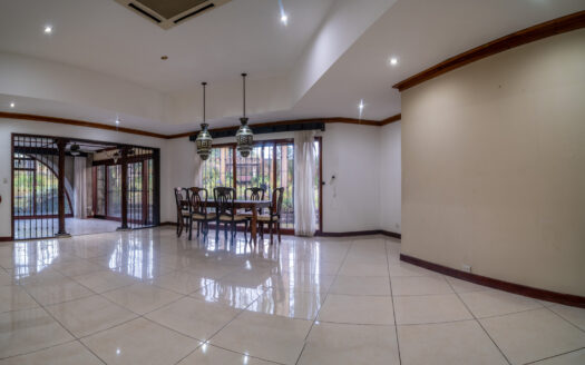 Casa Unica y especial de Lujo de un piso en Venta y/o Alquiler en San Rafael de Alajuela, con Amplios Jardines y a metros de Lindora. COD: 124210