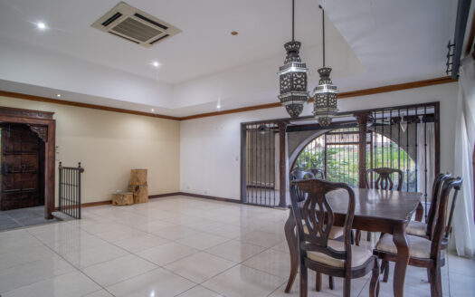 Casa Unica y especial de Lujo de un piso en Venta y/o Alquiler en San Rafael de Alajuela, con Amplios Jardines y a metros de Lindora. COD: 124210