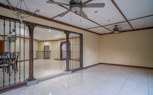 Casa Unica y especial de Lujo de un piso en Venta y/o Alquiler en San Rafael de Alajuela, con Amplios Jardines y a metros de Lindora. COD: 124210