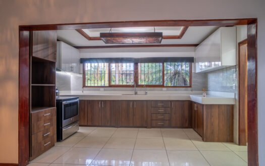 Casa Unica y especial de Lujo de un piso en Venta y/o Alquiler en San Rafael de Alajuela, con Amplios Jardines y a metros de Lindora. COD: 124210
