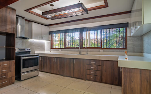 Casa Unica y especial de Lujo de un piso en Venta y/o Alquiler en San Rafael de Alajuela, con Amplios Jardines y a metros de Lindora. COD: 124210