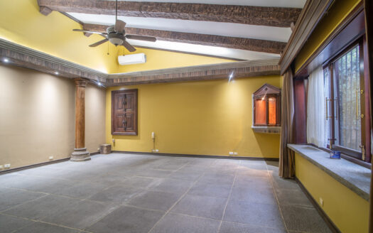 Casa Unica y especial de Lujo en Lindora de un solo piso en Venta y/o Alquiler en de 2400 mts de terreno y 600 de construccion, con Amplios Jardines COD: 124355