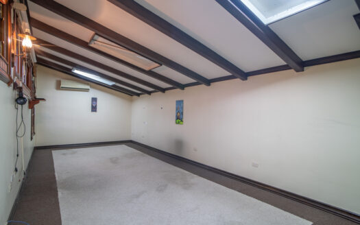 Casa Unica y especial de Lujo en Lindora de un solo piso en Venta y/o Alquiler en de 2400 mts de terreno y 600 de construccion, con Amplios Jardines COD: 124355