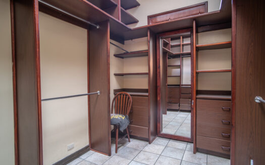 Casa Unica y especial de Lujo de un piso en Venta y/o Alquiler en San Rafael de Alajuela, con Amplios Jardines y a metros de Lindora. COD: 124210