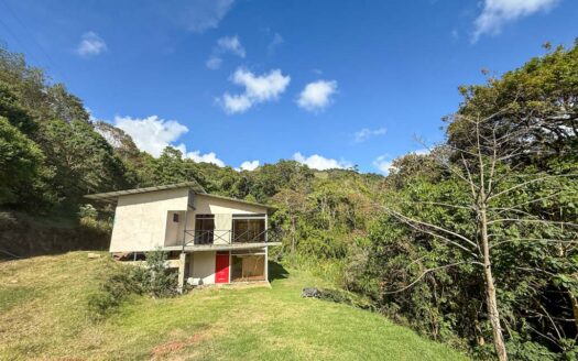 Quinta con construcción a un 65% de avance de obra en residencial de Quintas privado. Corralillo de Cartago. Cod 126016