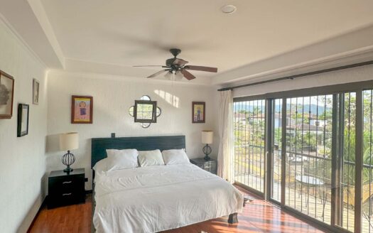 Venta y/o alquiler de casa de lujo de 385 mts de construcción y 724 mts de propiedad en Los Reyes, La Guácima.COD:124946