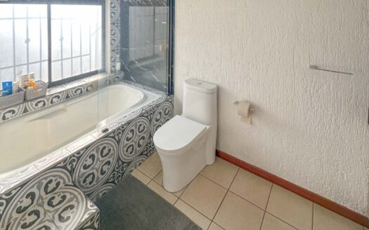 Venta y/o alquiler de casa de lujo de 385 mts de construcción y 724 mts de propiedad en Los Reyes, La Guácima.COD:124946