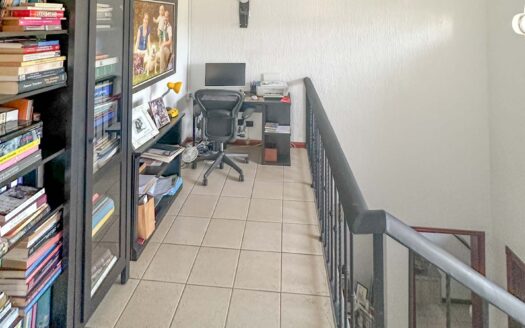 Venta y/o alquiler de casa de lujo de 385 mts de construcción y 724 mts de propiedad en Los Reyes, La Guácima.COD:124946