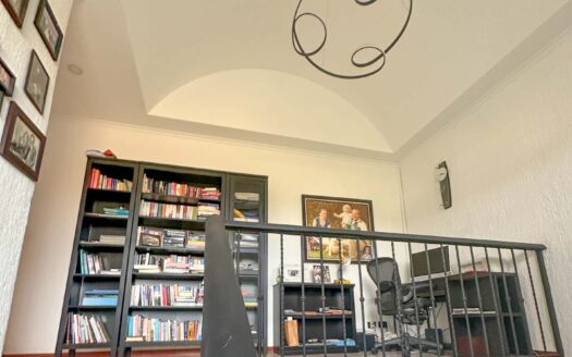 Venta y/o alquiler de casa de lujo de 385 mts de construcción y 724 mts de propiedad en Los Reyes, La Guácima.COD:124946