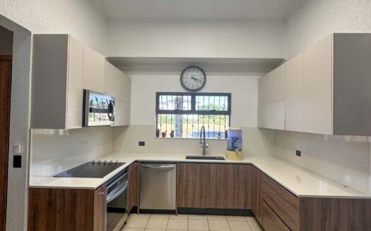 Venta y/o alquiler de casa de lujo de 385 mts de construcción y 724 mts de propiedad en Los Reyes, La Guácima.COD:124946