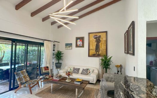 Venta y/o alquiler de casa de lujo de 385 mts de construcción y 724 mts de propiedad en Los Reyes, La Guácima.COD:124946