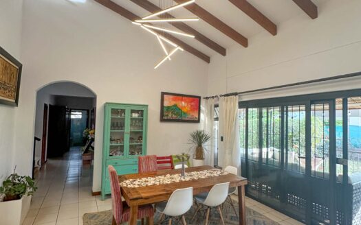 Venta y/o alquiler de casa de lujo de 385 mts de construcción y 724 mts de propiedad en Los Reyes, La Guácima.COD:124946