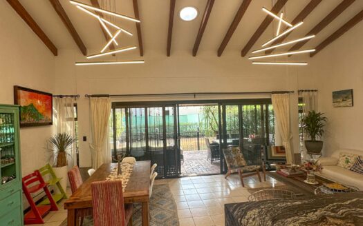 Venta y/o alquiler de casa de lujo de 385 mts de construcción y 724 mts de propiedad en Los Reyes, La Guácima.COD:124946