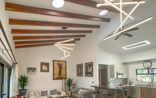 Venta y/o alquiler de casa de lujo de 385 mts de construcción y 724 mts de propiedad en Los Reyes, La Guácima.COD:124946