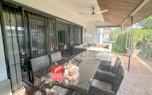 Venta y/o alquiler de casa de lujo de 385 mts de construcción y 724 mts de propiedad en Los Reyes, La Guácima.COD:124946