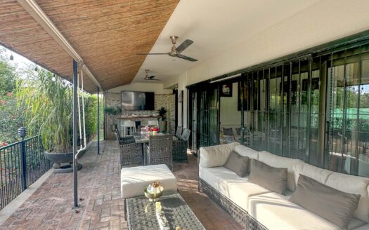 Venta y/o alquiler de casa de lujo de 385 mts de construcción y 724 mts de propiedad en Los Reyes, La Guácima.COD:124946