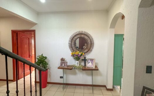 Venta y/o alquiler de casa de lujo de 385 mts de construcción y 724 mts de propiedad en Los Reyes, La Guácima.COD:124946