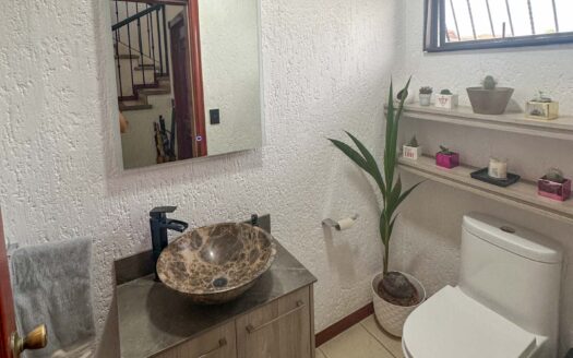 Venta y/o alquiler de casa de lujo de 385 mts de construcción y 724 mts de propiedad en Los Reyes, La Guácima.COD:124946