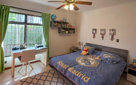 Venta y/o alquiler de casa de lujo de 385 mts de construcción y 724 mts de propiedad en Los Reyes, La Guácima.COD:124946