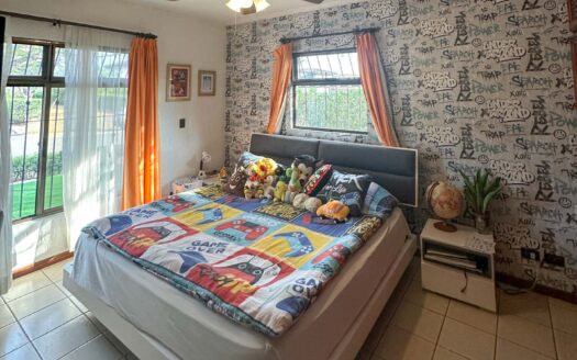 Venta y/o alquiler de casa de lujo de 385 mts de construcción y 724 mts de propiedad en Los Reyes, La Guácima.COD:124946