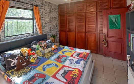 Venta y/o alquiler de casa de lujo de 385 mts de construcción y 724 mts de propiedad en Los Reyes, La Guácima.COD:124946