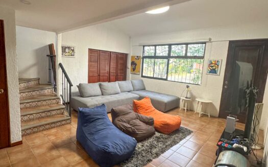 Venta y/o alquiler de casa de lujo de 385 mts de construcción y 724 mts de propiedad en Los Reyes, La Guácima.COD:124946