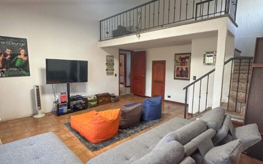 Venta y/o alquiler de casa de lujo de 385 mts de construcción y 724 mts de propiedad en Los Reyes, La Guácima.COD:124946