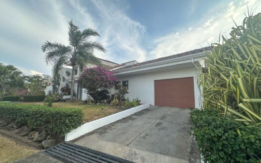 Venta y/o alquiler de casa de lujo de 385 mts de construcción y 724 mts de propiedad en Los Reyes, La Guácima.COD:124946