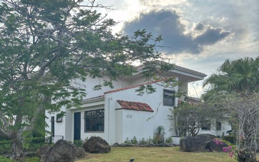 Venta y/o alquiler de casa de lujo de 385 mts de construcción y 724 mts de propiedad en Los Reyes, La Guácima.COD:124946