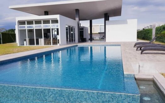 Alquiler Hermosa Casa de 220 m2 en San Rafael de Alajuela, en Condominio con Piscina . COD: 124924