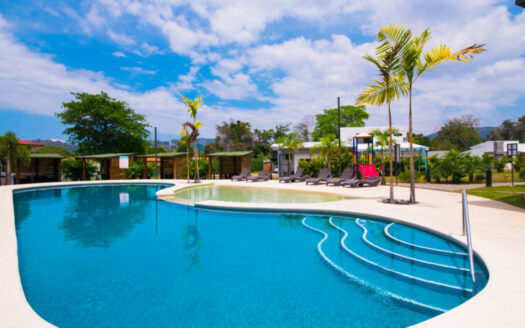 Casa Moderna con Piscina Privada y Entrega Inmediata en Condominio Arenas, Herradura Cod. 147500
