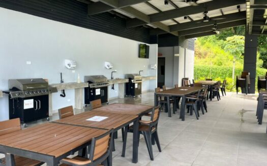 Casa Moderna con Piscina Privada y Entrega Inmediata en Condominio Arenas, Herradura Cod. 147500