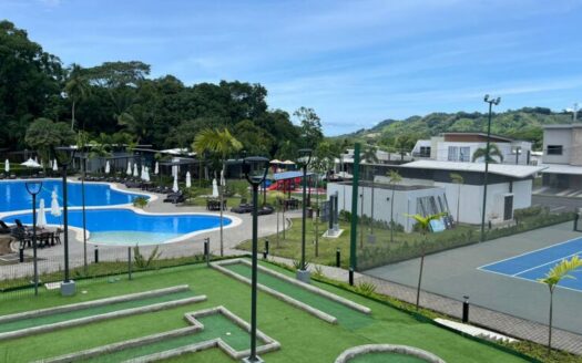 Casa Moderna con Piscina Privada y Entrega Inmediata en Condominio Arenas, Herradura Cod. 147500