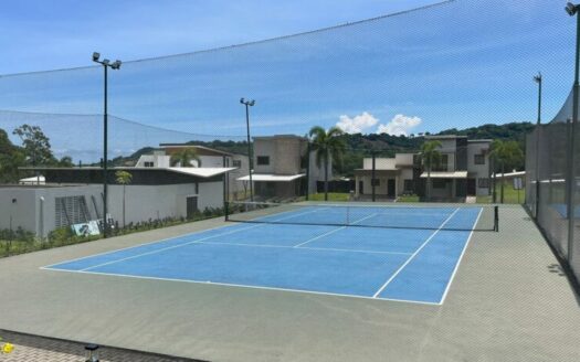 Casa Moderna con Piscina Privada y Entrega Inmediata en Condominio Arenas, Herradura Cod. 147500