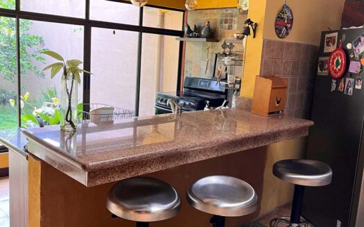 Casa en Alquiler en Santo Domingo, Cerca del Colegio Lincoln con Jardín. Código130172