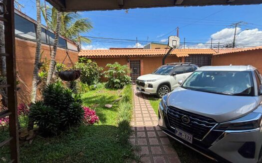 Casa en Alquiler en Santo Domingo, Cerca del Colegio Lincoln con Jardín. Código130172