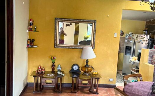 Casa en Alquiler en Santo Domingo, Cerca del Colegio Lincoln con Jardín. Código130172