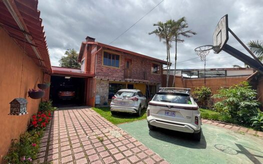 Casa en Alquiler en Santo Domingo, Cerca del Colegio Lincoln con Jardín. Código130172