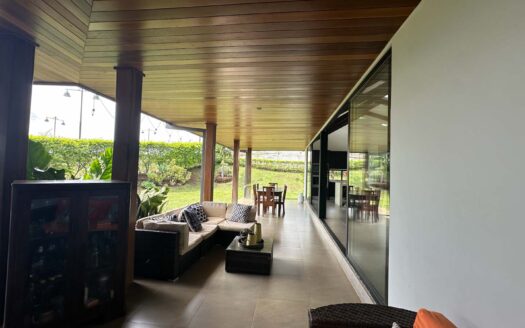 Alquiler de amplia Casa y apartamento $ 4000 en Condominio privado en La Guácima.COD:131471