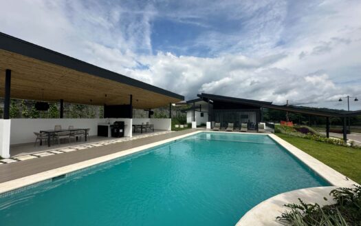 Alquiler de amplia Casa y apartamento $ 4000 en Condominio privado en La Guácima.COD:131471