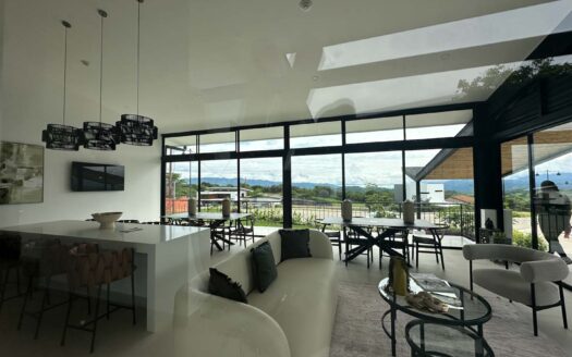 Alquiler de amplia Casa y apartamento $ 4000 en Condominio privado en La Guácima.COD:131471